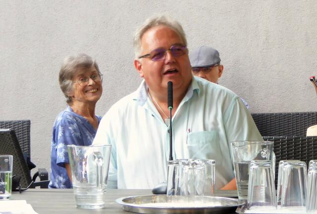 Sepp Grasmugg, der Obmann des Europaliteraturkreises bei der Lesung seiner eigenen Texte. | Foto: Richard Pflanzl