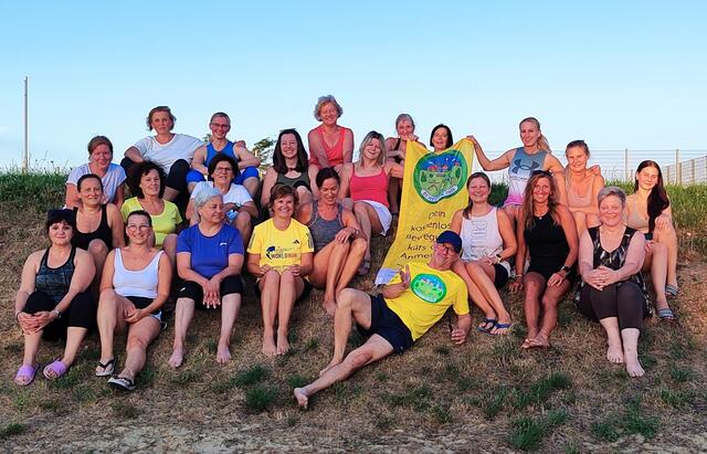 Ausgepowert aber glücklich, die Teilnehmerinnen um Gymnasticscoach Wolfgang Lehner nach der schweißtreibenden "Bewegt im Park" Einheit. | Foto: Gymnastics