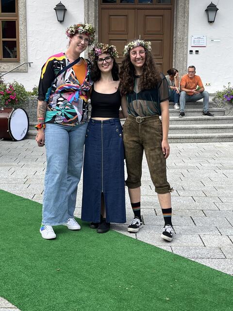 Die Initiatorinnen der Pride: Simone Egger, Katharina Hirschbichler und Anna Lüthi. | Foto: Heublumen Pinzgau