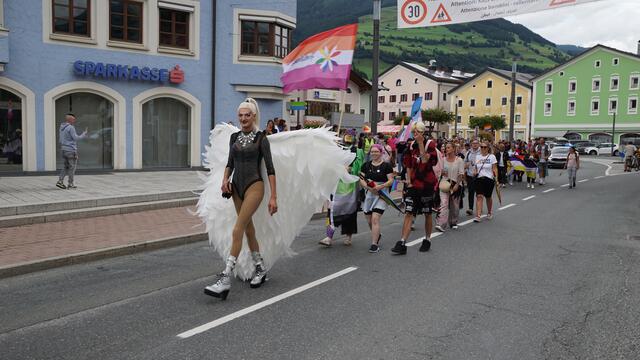 Rund 300 Menschen waren bei der Regenbogenparade in Mittersill mit dabei. | Foto: Heublumen Pinzgau