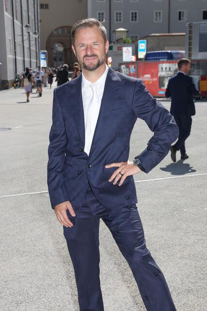 Philipp Hochmair im klassischen Anzug | Foto: Franz Neumayr