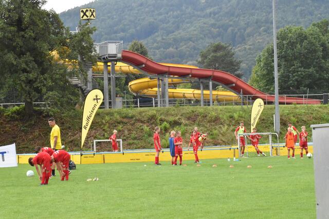 Fußball statt Freibad: Über 150 Kinder und Jugendliche sind beim Camp vom NZ Sulmtal dabei. | Foto: Simon Michl