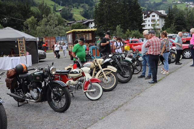 Die historischen Fahrzeuge sorgten nicht nur bei Oldtimerfreunden für Begeisterung | Foto: Seelos