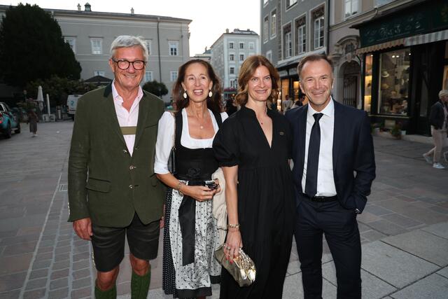 Bürgermeister einmal Klassisch, einmal in Tracht (v.l.): Alt-Bürgermeister Harald Preuner mit Gattin Alexandra und Bürgermeister Bernhard Auinger mit Gattin Marie-Christin. | Foto: Franz Neumayr