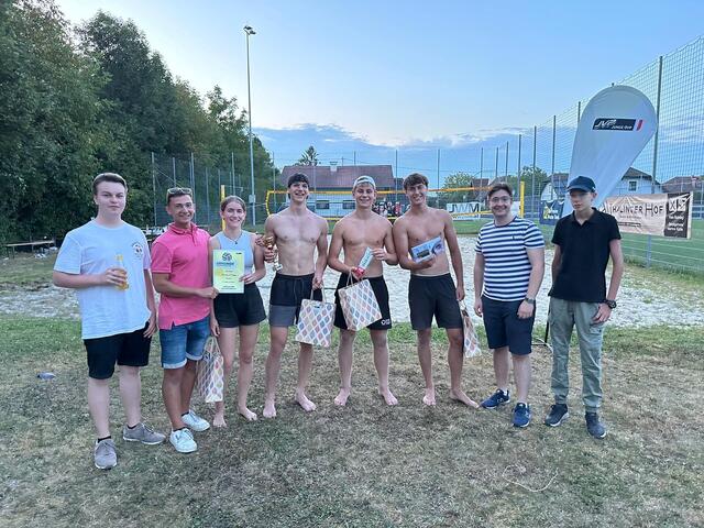 Das Team „Teilma si 4 Hoibe“ freut sich über den Turniergewinn. | Foto: Gottlieb-Zimmermann