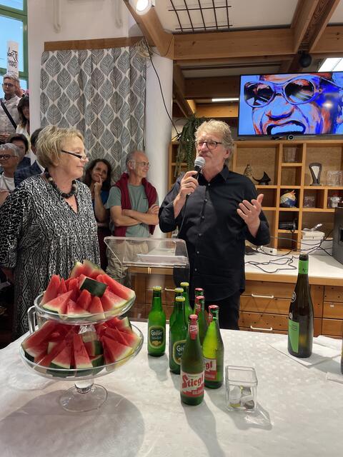 Die beiden ausstellenden Künstler Rita Hackl und Michael Lageder begrüßte die Gäste und führten durch die Eröffnung. | Foto: Sarah Braun
