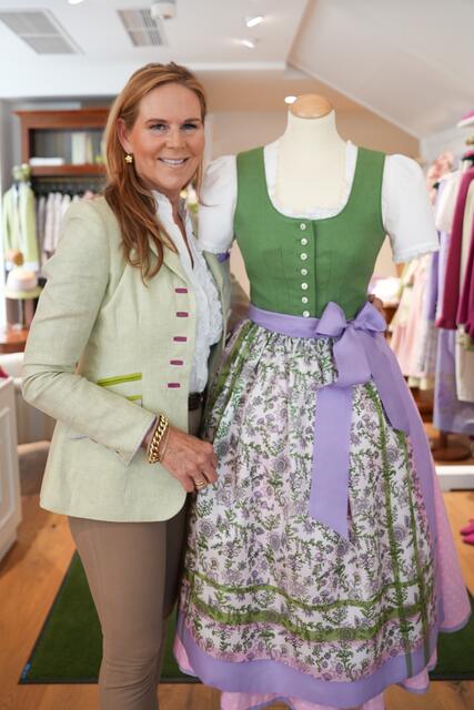 Das Auseerland-Narzissendirndl 2024 stammt aus der Designer-Werkstatt von Susanne Spatt aus Salzburg. | Foto: Stefan Schubert