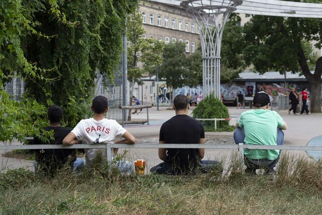 Der Yppenplatz in Ottakring ist ein beliebter Treffpunkt vor allem männlicher Jugendlicher. | Foto: Arman Aghayan & Marija Šabanović