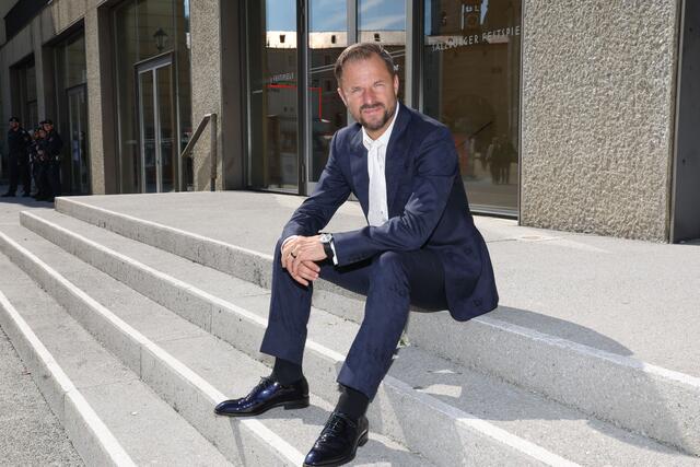 Jedermanns Gwand in der Festspielzeit. Ob in Salzburg, Seekirchen, Golling, der Stadt Hallein oder in Saalfelden allen ist eines gemeinsam: Die Mode auf der Bühne oder davor wird zum Gesprächsthema.  | Foto: Franz Neumayr