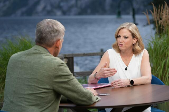 m Gespräch mit Martin Thür plädierte die pinke Politikerin für "Klartetxt" bei der Integration, ein umfangreiches Sparpaket sowie eine Reform des Pensionssystems.  | Foto: ORF/Zach-Kiesling