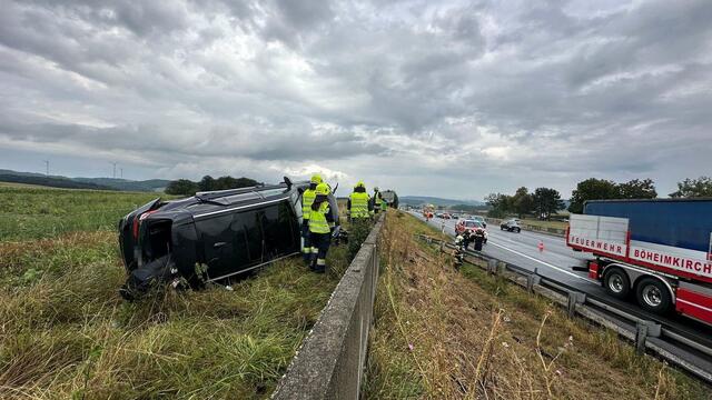 Am Montag Nachmittag kam aus derzeit ungeklärten Gründen ein PKW-Lenker mit seinem Fahrzeug rechts von der Fahrbahn der A1 ab und fuhr in den Grünstreifen. | Foto: DOKU NÖ