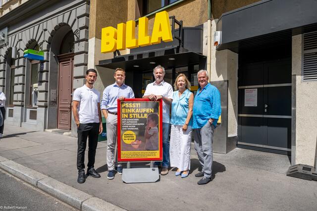 V.l.n.r.: Vahti Tekin (Billa Marktmanager Gentzgasse 52), Alexander Poropatits-Anderl (Billa Vertriebsleiter), Robert Zöchling (Bezirksvorsteherin Stellvertreter Währing, Grüne), Therese Zöttl (Pädagogische Leiterin und Obmannstellvertreterin von Rainman’s Home) und Anton Diestelberger (Obmann von Rainman’s Home). | Foto: Billa/Robert Harson