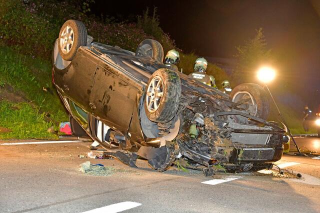 Trotz des schweren Unfalls konnte sich die junge Fahrerin eigenständig aus dem Fahrzeug befreien. Sie zog sich Verletzungen unbestimmten Grades zu und wurde zur weiteren medizinischen Behandlung ins Landeskrankenhaus Hall in Tirol gebracht. | Foto: Zoom.tirol