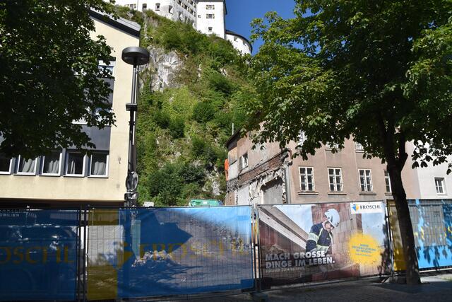Wegen des Abrisses eines Gebäudes besteht eine Sperre in der Kinkstraße – das führt indirekt zu einer erneuten Debatte über eine Fußgängerzone in Kufstein.  | Foto: Barbara Fluckinger