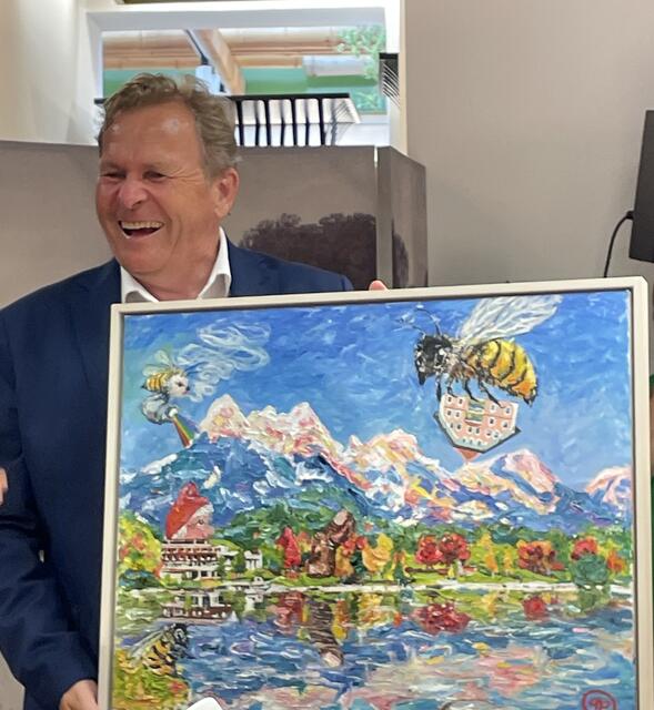 Über das Gemälde "Stadtbienen" vom ausstellenden Künstler Phubessawara Phetchamroen, freute sich Rohrmoser sichtlich. | Foto: Sarah Braun