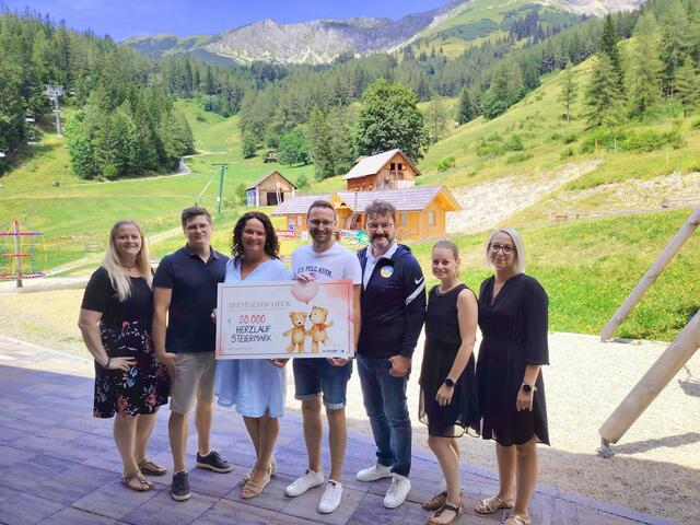 Scheckübergabe auf der Brunnalm des Erlöses aus dem Herzlauf an den Verein Herzkinder Österreich. | Foto: Herzkinder Österreich