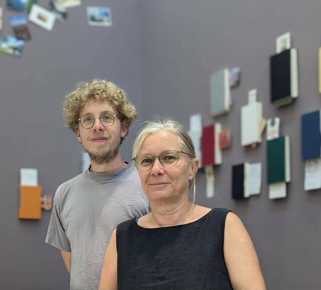 Die Künstlerin und Autorin Claudia Bitter zeigt derzeit eine umfangreiche Auswahl dieser Lesezeichen in einer von ihr und Sebastian Kraner gestalteten Ausstellung in der Hauptbücherei.  | Foto: Sebastian Kraner