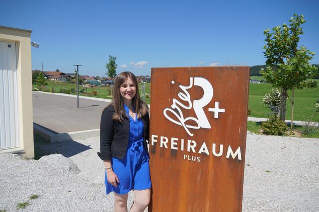Martina Berger vor dem Freiraum Plus in Schleedorf. Ein Bewegungspark für Alt und Jung. | Foto: Emanuel Hasenauer
