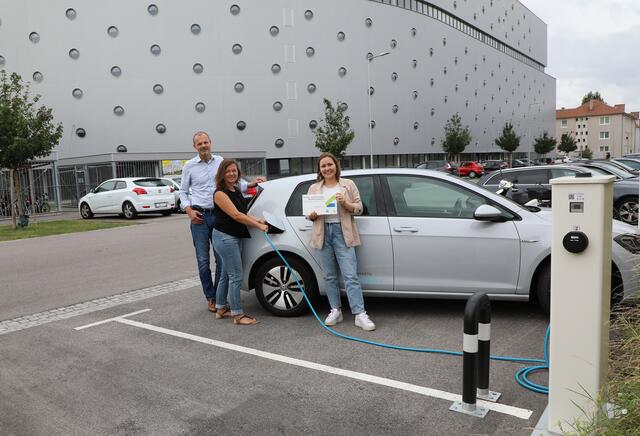Baudirektor Reinhard M. Weitzer, Stadträtin für Mobilität und Umwelt Alexandra Ambrosch und KEM-Mangagerin Stefanie Widhalm (Stadt Krems) bei der neuen E-Ladestation in der Reitenhaslachergasse 14 | Foto: Stadt Krems