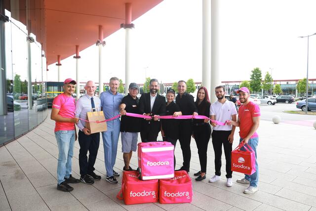 Am Bild v.l.n.r.: fooodora rider; Richard Brandt - gew. Geschäftsführer McDonald's Bruck an der Leitha; Martin Bacsich - Franchisenehmer McDonald's Bruck an der Leitha; Johannes Streiter - Store Manager KFC Parndorf; Alexander Gaied - COO foodora; Reka Molnar - KFC; Alexander Reiter - Restaurantmanager McDonald's Parndorf und Neusiedl am See; Laura Behö - stellvertretende Restaurantleiterin McDonald's Parndorf; Filipe Costa - CFO Noodle King; foodora Rider | Foto: foodora/APA-Fotoservice/Hautzinger