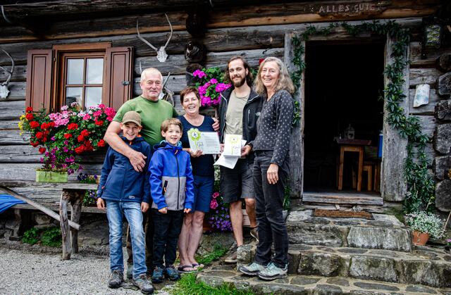 Überreichung der Glücks-Plakette "schwalbenfreundliches Haus" an Familie Ilsinger: Hans Ilsinger, Birgit Ilsinger, Volker Seiser, Karin Hochegger sowie Tobias und Christopher | Foto: Harald Waupotitsch