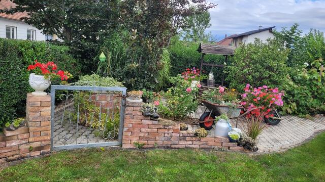 In der Gartenoase in Kleinschönbichl lässt sich so einiges entdecken. | Foto: Familie Kramer
