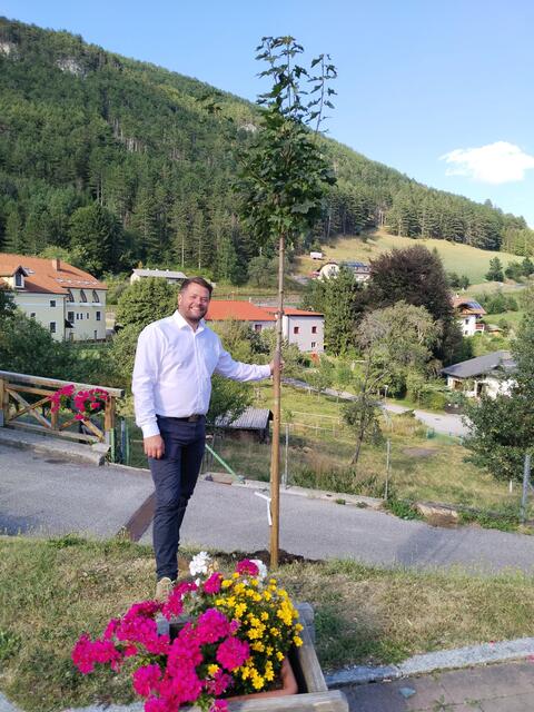 Bürgermeister Stranz mit einem der Bäumchen. | Foto: Gemeinde Prigglitz