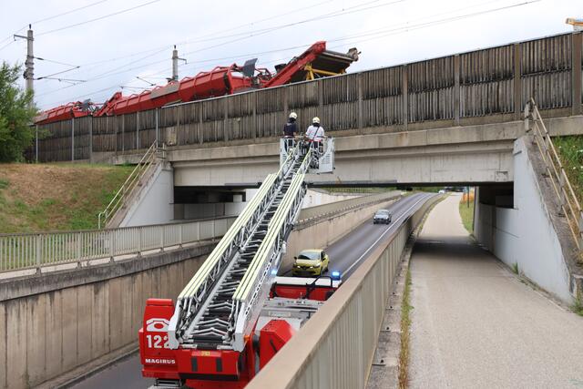 Erneut musste die Welser Feuerwehr mit der Leiter ausrücken, um verwitterte Holzlatten bei einer Bahnunterführung zu sichern - diesmal an der Oberfeldstraße. | Foto: laumat.at