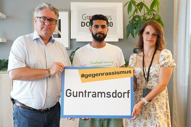 Bürgermeister Robert Weber, mit Marlies Zisser (Abteilungsleiterin Bildung &amp; Teiche) und Azhar Algraishi. | Foto: MG Guntramsdorf