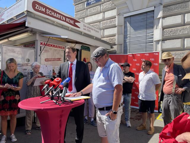 Der SWV Wien mit Präsident Marko Fischer (li.) stärkt den Standlern, wie René Kachlir (re.), den Rücken. | Foto: Luise Schmid/MeinBezirk