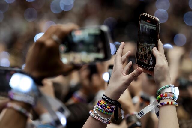 Zehntausende "Swifties" und andere Fans werden im Happel-Stadion erwartet. | Foto: ROBIN VAN LONKHUIJSEN / AFP / picturedesk.com