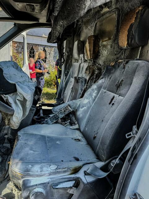 Der Fahrer konnte sich mit Verletzungen aus dem Fahrzeug retten. | Foto: FF Steyr