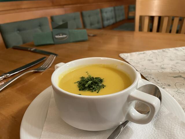 Eine Gemüsesuppe als Vorspeise.  | Foto: Rosa Besler/meinbezirk