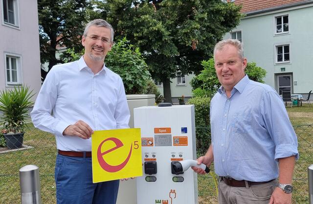 Stadtrat Roland Honeder und Stadtrat und Umweltgemeinderat Leopold Spitzbart freuen sich über einen weiteren Schritt beim Ausbau der E-Mobilität.  | Foto: Leopold Spitzbart