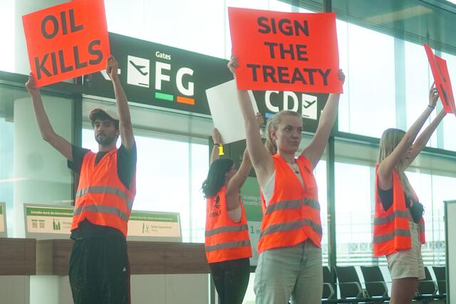 Erst Ende Juli wurde noch am Flughafen Wien Farbe verschüttet. | Foto: Letzte Generation Österreich