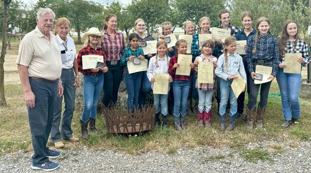 Die stolzen Reittalente mit ihren Zertifikaten auf der Golden View Ranch in Mörbisch. | Foto: Golden View Ranch/privat