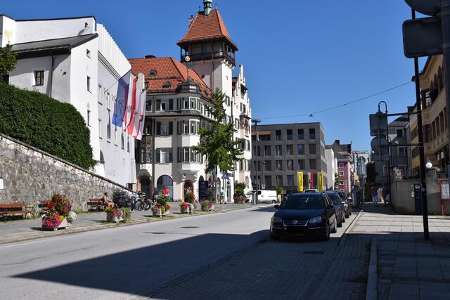 Autofreie Innenstadt oder nicht? Die Fußgängerzone könnte auch auf den Oberen Stadtplatz ausgeweitet werden. Die finalen Ergebnisse der Idee dazu liegen noch nicht vor, Protest dagegen gibt es aber schon.  | Foto: Barbara Fluckinger