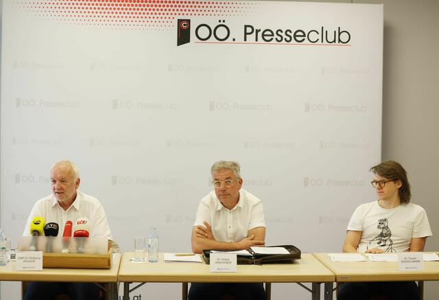 Wolfgang Ziegler, Holger Grassner, Tassilo Dückelmann (von links).  | Foto: OÖÄK/Manfred Binder