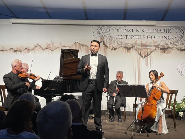 Der aufstrebende junge Opernsänger Raffaele Abete mit I Solisti di Verona bei den Gollinger Festspielen 2024. | Foto: Emanuel Hasenauer