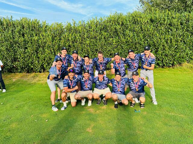 Im bild vorne von rechts: Sam Maes, Thomas Bauer, Philipp Ripper, Alex Heitzmann, Camilo Quinones,
im Bild hinten von rechts: Vincent Voithofer, Jason Shaw, Christoph Trauner, Max Pfeffer, Mario Werner, Sigi Breitfuß, Lukas Medek, Bene Hahn

  | Foto: Foto: GC Zell