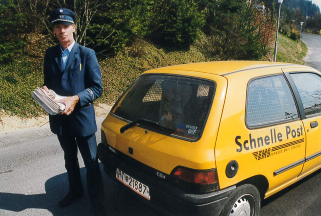 Im Mai 1999 – kurz vor der Pensionierung von Herbert Spendier in seinem Vassacher Zustellbereich. 
  | Foto: Privat 