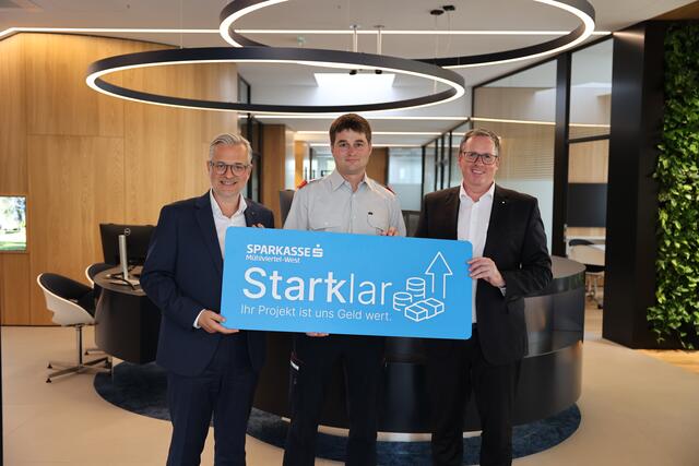 SMW-Vorstände Christian Terink (l.) und Gerhard Usleber (r.) mit Kommandant der FF Plöcking Markus Gruber. | Foto: SMW