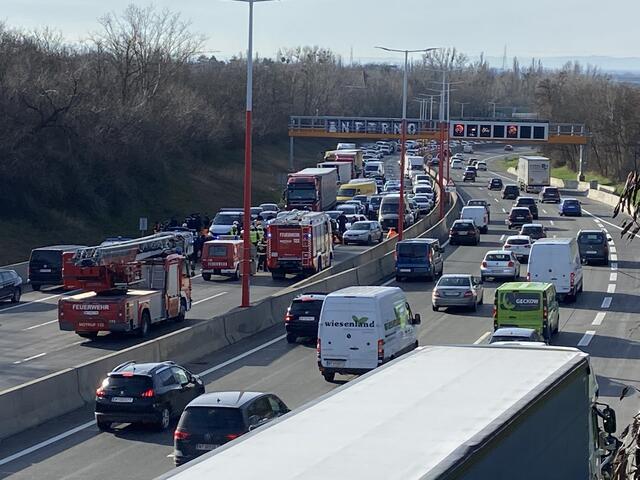 Immer wieder sorgte man auch Autobahnen für Aufsehen und Staus. | Foto: Letzte Generation Österreich
