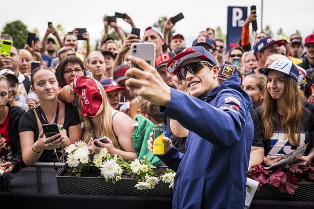 Den Fans wird ein buntes Programm serviert. | Foto: RB Content Pool