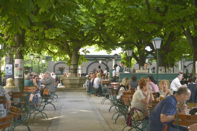 Der Innenhof des Klosterhofs gilt als der größte Gastgarten Oberösterreichs und bietet mit seinen alten Kastanienbäumen angenehmen Schatten im Sommer. | Foto: Klosterhof