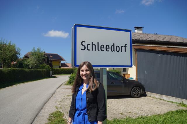 Bürgermeisterin Martina Berger vor der Ortstafel von Schleedorf. | Foto: Emanuel Hasenauer