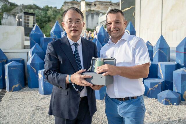 Shao Daoliang (Director of Ningbo Municipal Bureau of Culture and Tourism) und Vizebürgermeister Christian Schriefl. 
 | Foto: Gemeinde St. Margarethen 