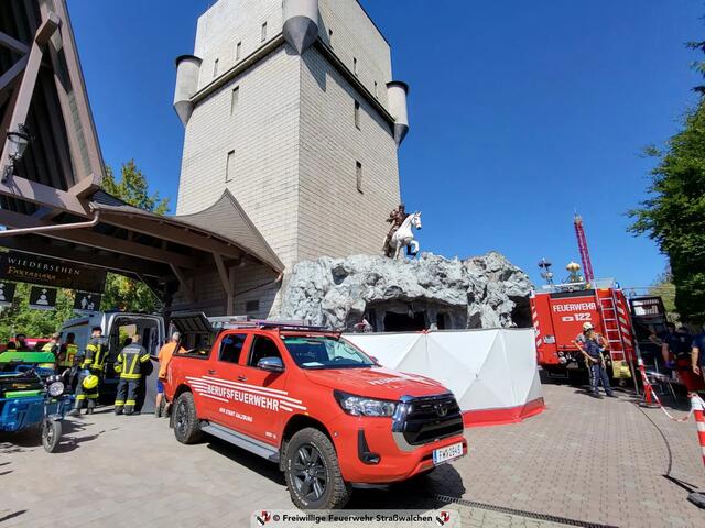 Bei Wartungsarbeiten im Night Ride Tower wurden zwei Männer eingeklemmt. | Foto: FF Straßwalchen