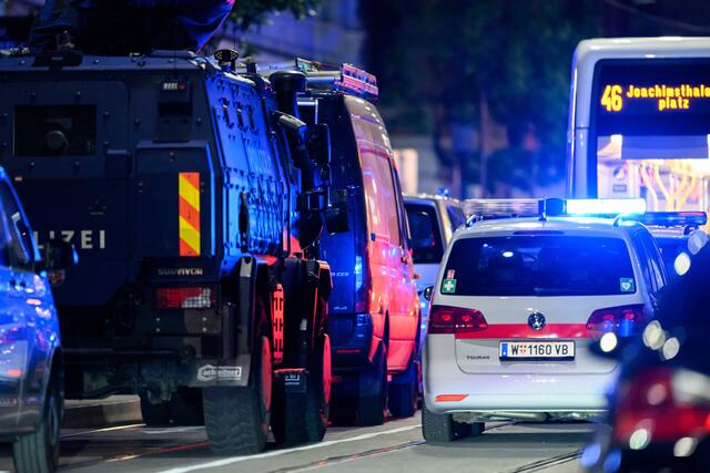 Gepanzerte Fahrzeuge und schwerbewaffnete Beamte riegelten die Umgebung großräumig ab. | Foto: MAX SLOVENCIK / APA / picturedesk.com 