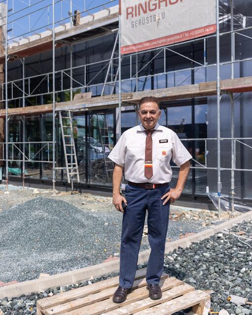 Restaurant-Manager Fayyaz Qadeer vor dem momentan in Bau befindlichen Burger King. | Foto: leisure communication